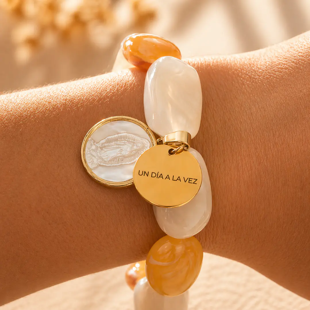 Pulsera piedras blancas, virgen blanca + un día a la vez 1
