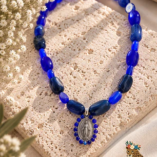 Medalla piedras Virgen azul