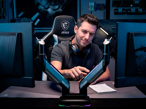 ¿Tu monitor está arruinando tu postura? Así puedes mejorar tu setup gamer con un brazo de monitor