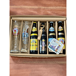 CAJA REGALO + GARZA KUCHLBAUER WEISSE 500CC + GARZA CURVADA DISEÑO ESPECIAL KUCHLBAUER KUNSTHAUS 500CC + 4 KUCHLBAUER 500CC + ABRIDOR ROBLE + POSAVASOS DE REGALO