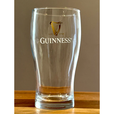 CAJA REGALO + 4 GUINNESS DRAUGHT STOUT 440CC (ORIGEN IRLANDÉS ST. JAMES‘S GATE, DUBLIN) + PINTA GUINNESS 440CC