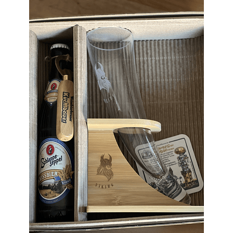 CAJA REGALO + VASO CUERNO VIKINGO CON SOPORTE DE MADERA 330CC + CERVEZA ALEMANA 500CC + ABRIDOR DE ROBLE + POSAVASOS DE REGALO