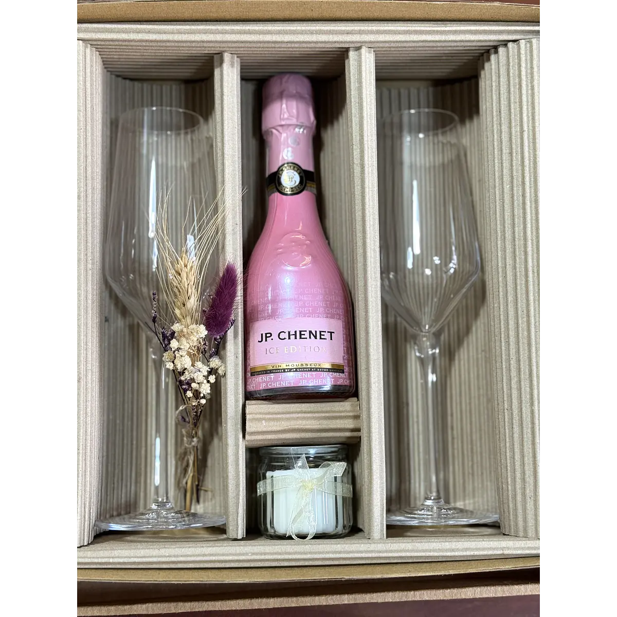 Caja Regalo + 1 JP Chenet Ice Rosé 200 ml + 2 copas de cristal alemán Mini ramito de flores secas + Vela aromática vainilla (12hr)