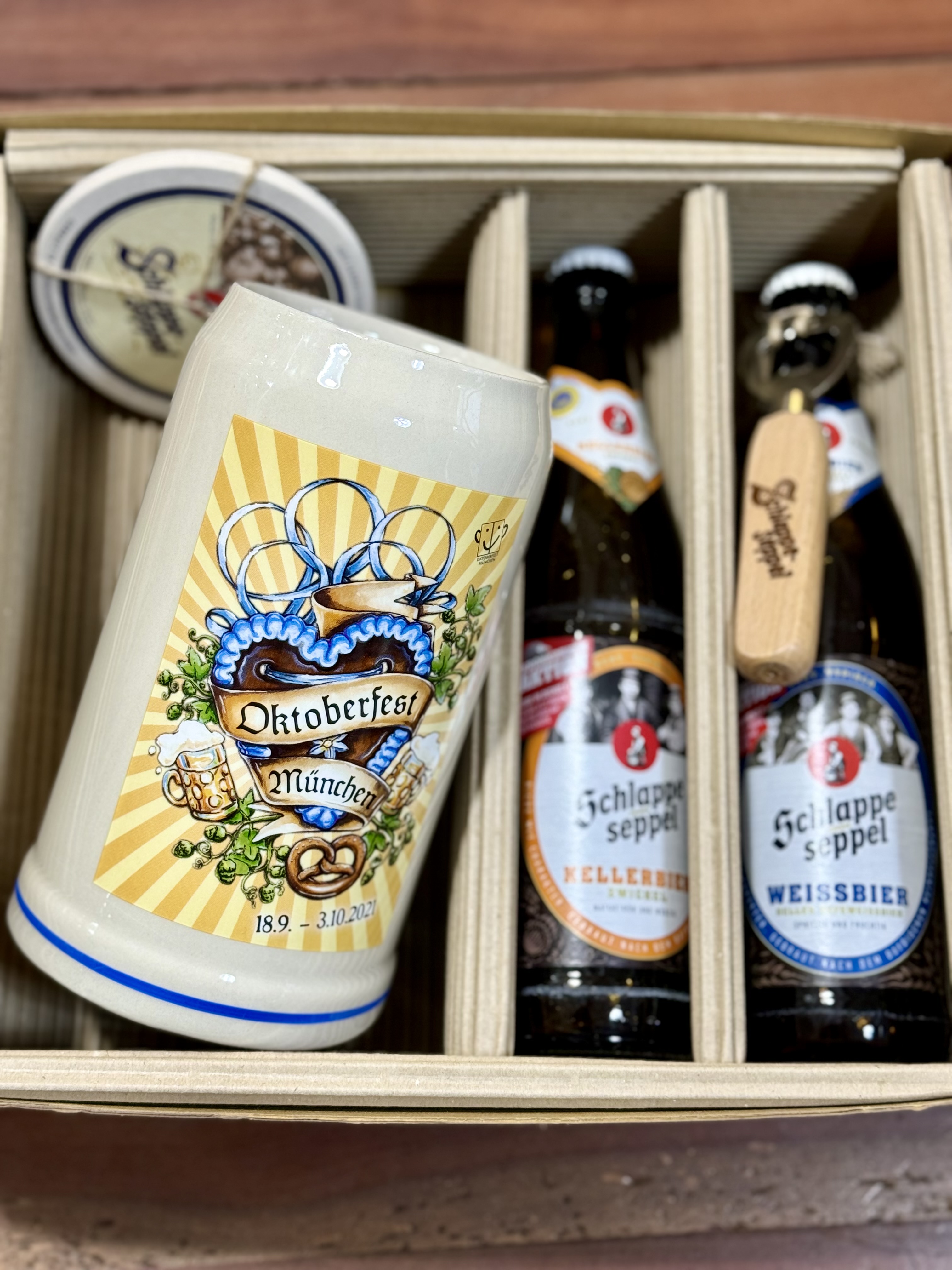 CAJA DE REGALO + JARRA OFICIAL OKTOBERFEST MÜNCHEN 2021 + 2 CERVEZAS ALEMANAS + ABRIDOR DE ROBLE + POSAVASOS DE REGALO