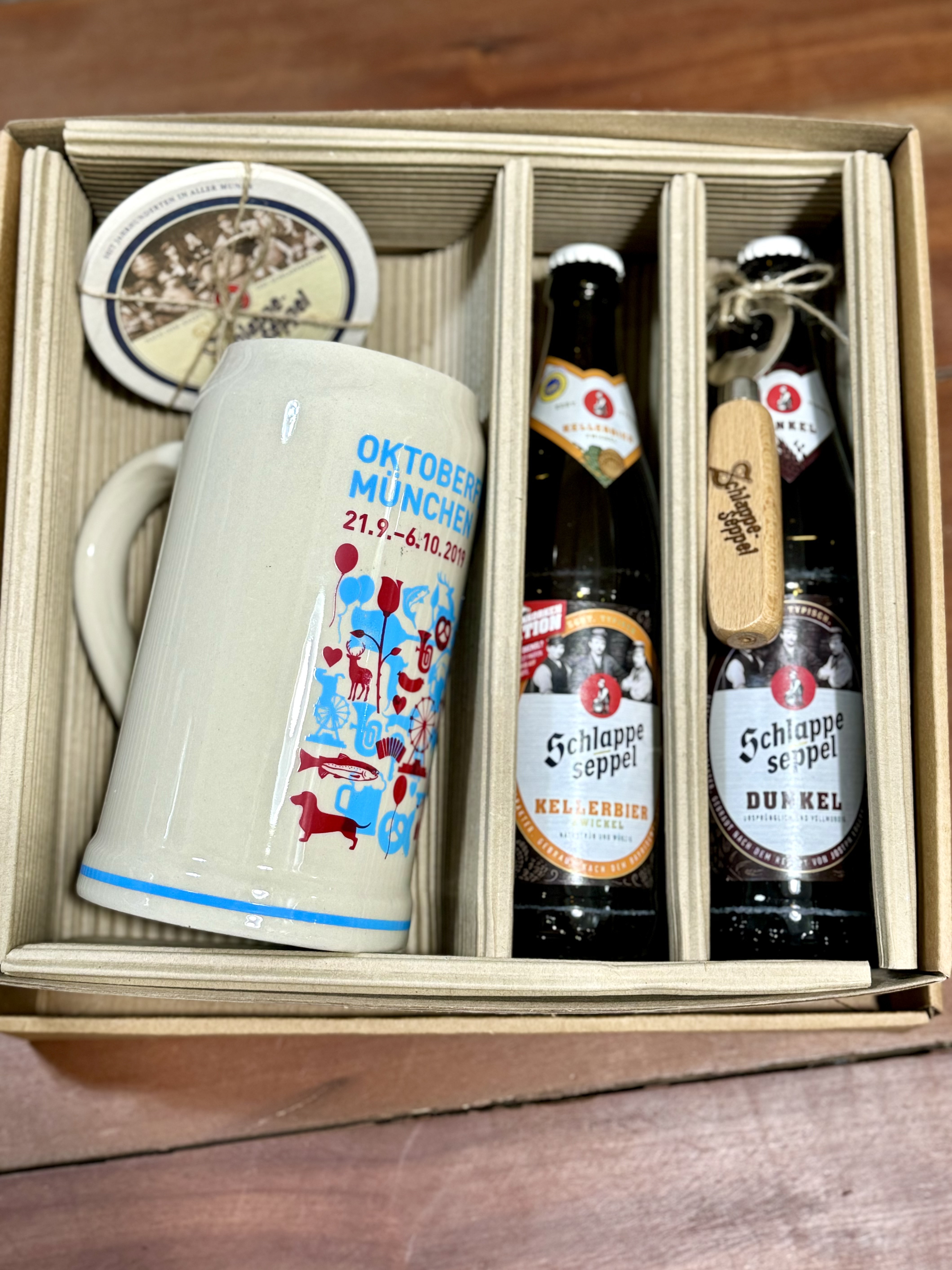 CAJA DE REGALO + JARRA OFICIAL OKTOBERFEST MÜNCHEN 2019 + 2 CERVEZAS ALEMANAS + ABRIDOR DE ROBLE + POSAVASOS DE REGALO