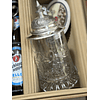 CAJA REGALO + JARRA DE CRISTAL SOPLADA Y TALLADA A MANO 500CC + CERVEZA ALEMANA 500CC + ABRIDOR DE ROBLE + POSAVASOS DE REGALO
