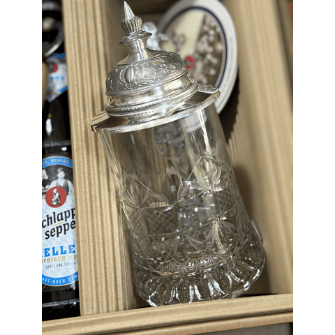 CAJA REGALO + JARRA DE CRISTAL SOPLADA Y TALLADA A MANO 500CC + CERVEZA ALEMANA 500CC + ABRIDOR DE ROBLE + POSAVASOS DE REGALO