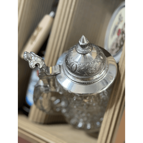 CAJA REGALO + JARRA DE CRISTAL SOPLADA Y TALLADA A MANO 500CC + CERVEZA ALEMANA 500CC + ABRIDOR DE ROBLE + POSAVASOS DE REGALO