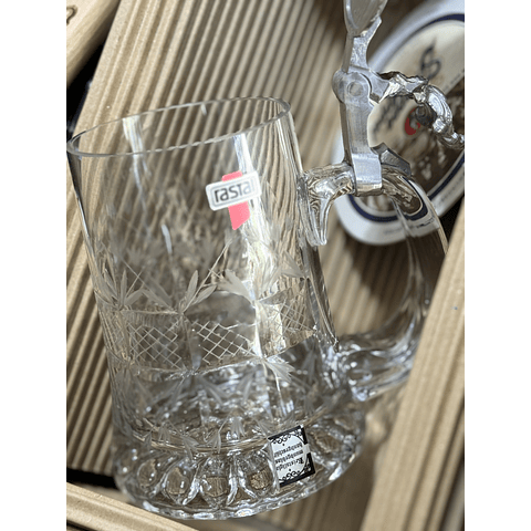 CAJA REGALO + JARRA DE CRISTAL SOPLADA Y TALLADA A MANO 500CC + CERVEZA ALEMANA 500CC + ABRIDOR DE ROBLE + POSAVASOS DE REGALO