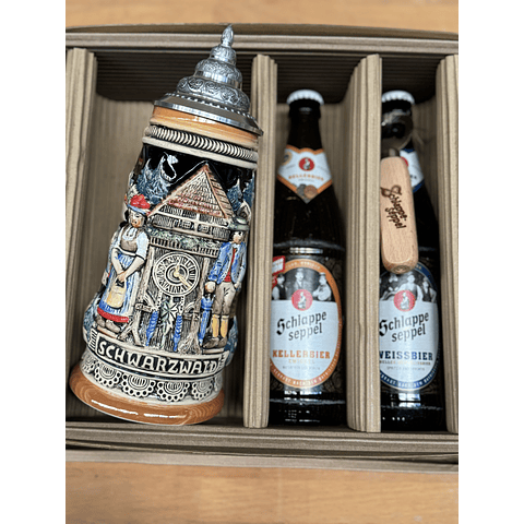 CAJA REGALO + JARRA ARTESANAL CON TAPA SCHWARZWALD TRADICIONAL 500CC +  2 CERVEZAS ALEMANAS + ABRIDOR DE ROBLE + POSAVASOS DE REGALO