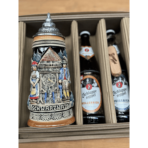 CAJA REGALO + JARRA ARTESANAL CON TAPA SCHWARZWALD TRADICIONAL 500CC +  2 CERVEZAS ALEMANAS + ABRIDOR DE ROBLE + POSAVASOS DE REGALO