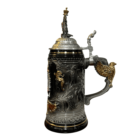 JARRA ARTESANAL DEUTSCHLANDKRUG NEGRO 750CC — CON ÁGUILA DE ESTAÑO EN EL CENTRO - ASA ESPECIAL Y TAPA CON FIGURA DE ÁGUILA