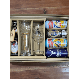 CAJA REGALO + CERVEZA ALEMANA BOTELLA 500CC + GARZA KUCHLBAUER TURMWEIHNACHT + COPA TEKU 330CC  + 4 CERVEZAS ALEMANAS EN LATA 500CC + ABRIDOR DE ROBLE Y POSAVASOS DE REGALO