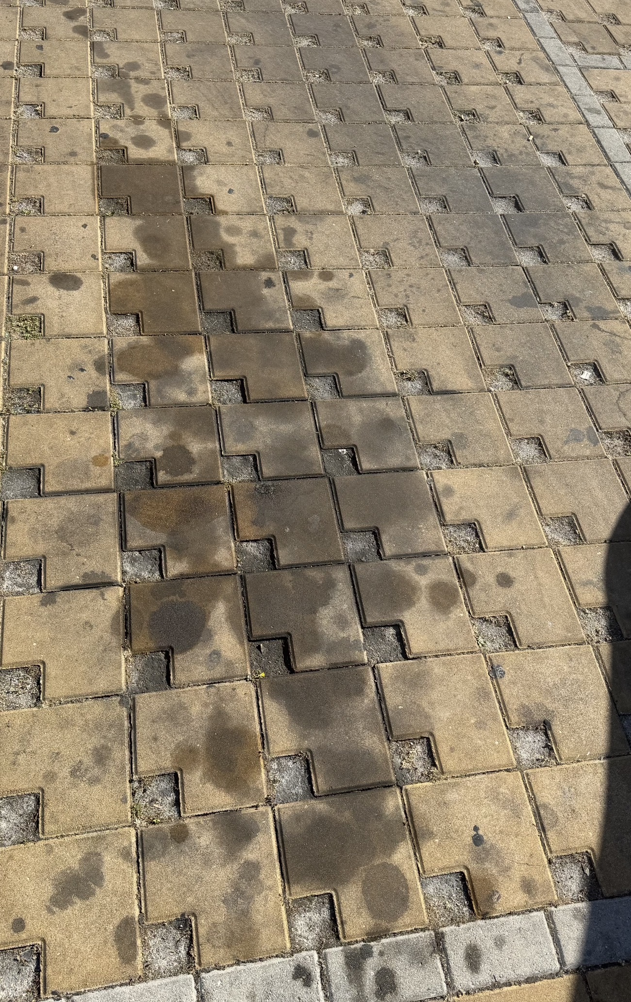 Como remover manchas de óleo em parques de estacionamento profissionais