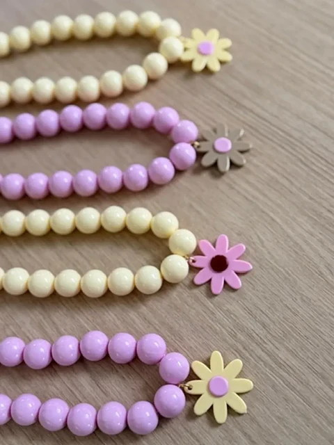 Collar de Bolas con Flor Rosada y Amarillo Mantequilla