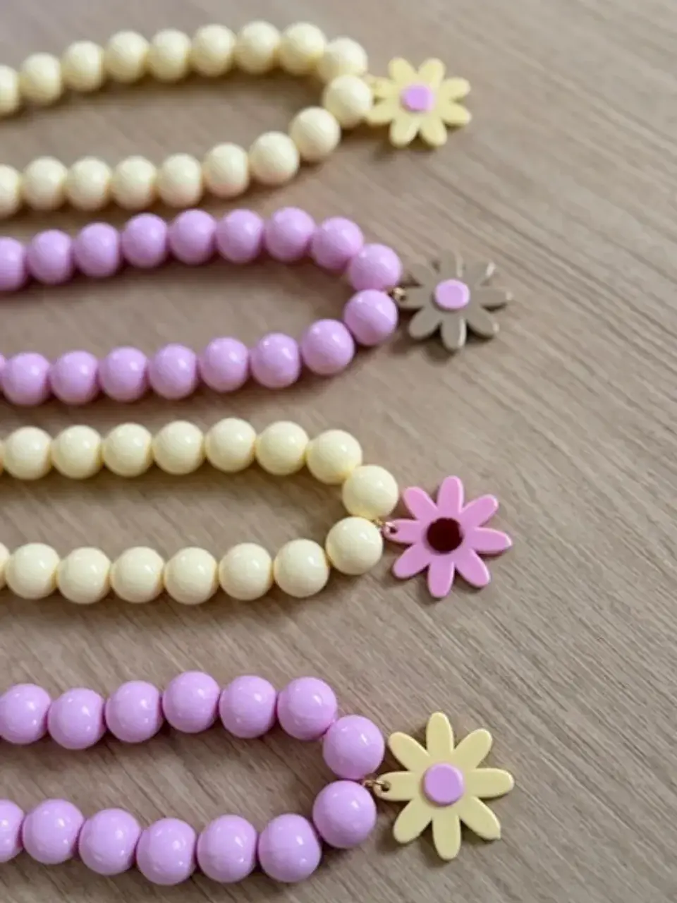 Collar de Bolas con Flor Rosada y Amarillo Mantequilla 1