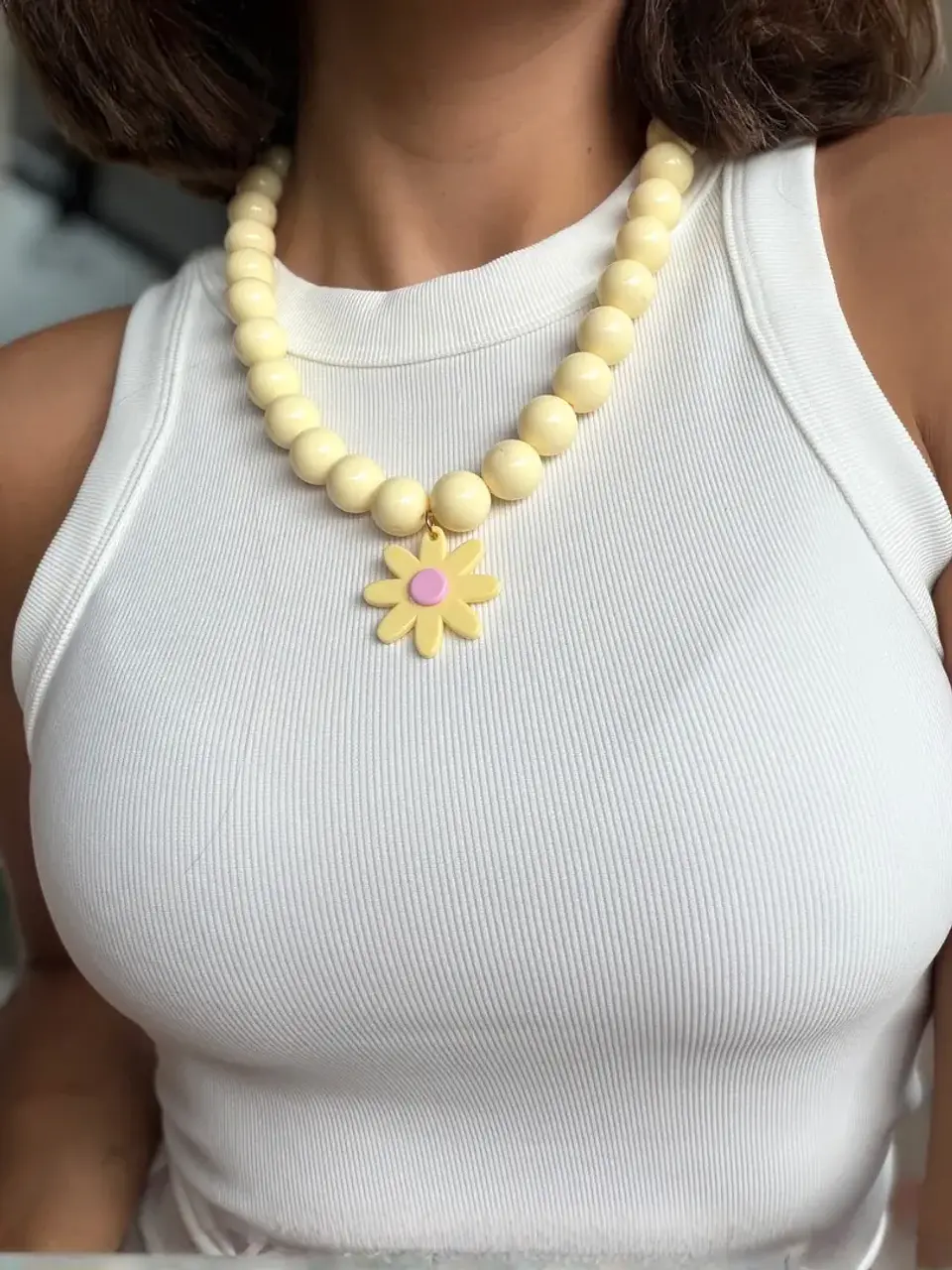 Collar de Bolas con Flor Rosada y Amarillo Mantequilla 2