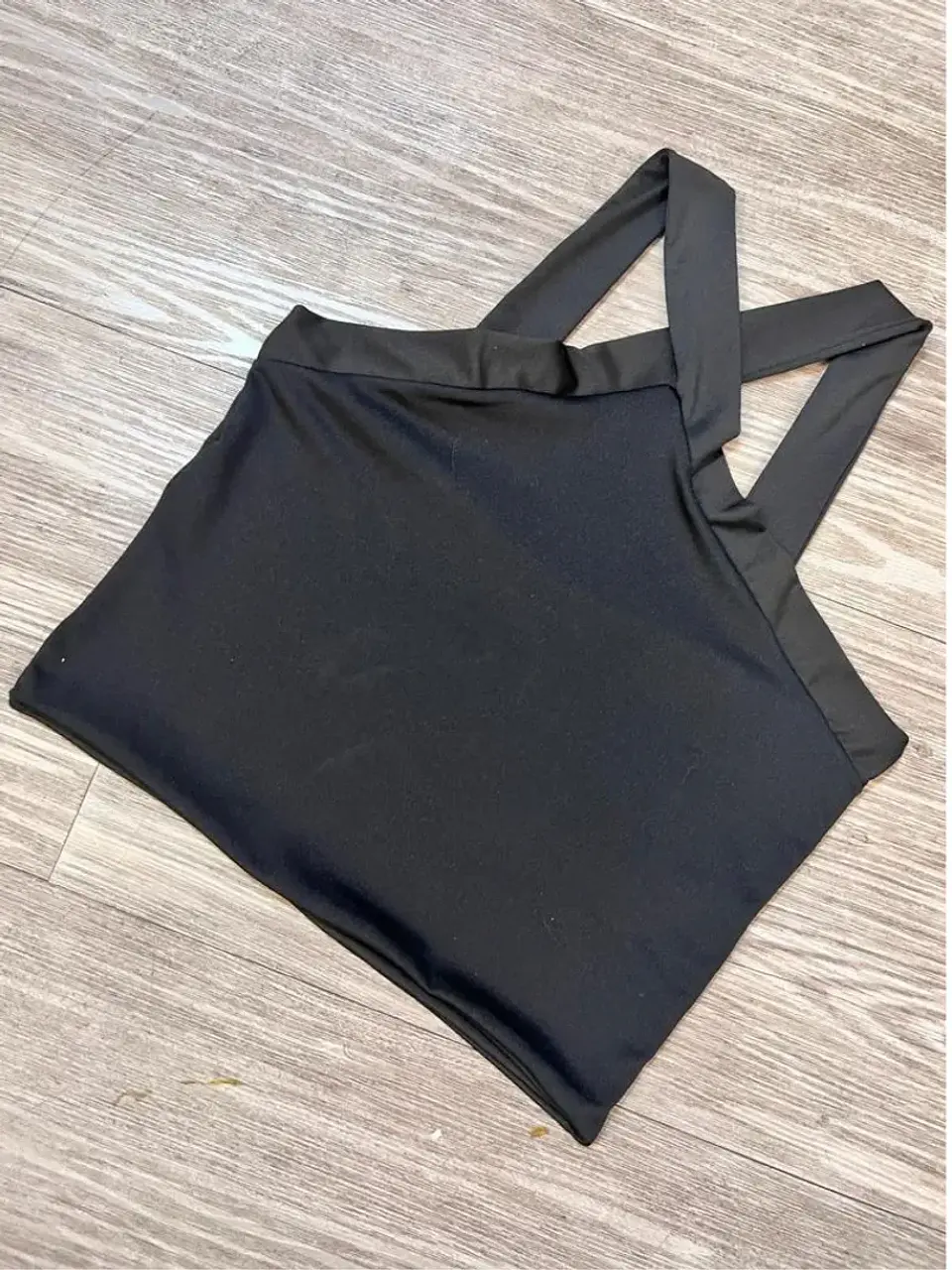 Crop Top Asimétrico de Lycra Nude para Mujer 2
