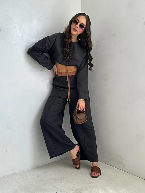 Set de Pantalón y Blusa Negra en Tela Tipo Pana