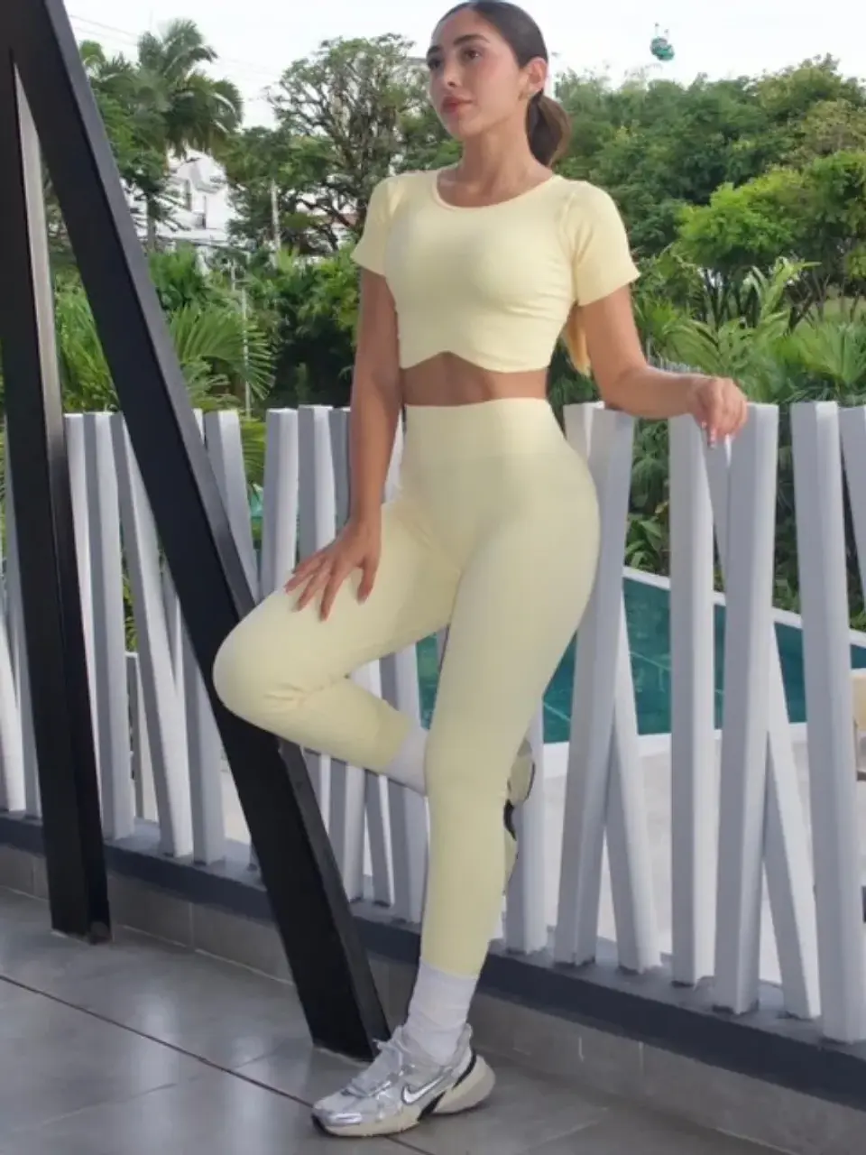 Set de Pantalón y Crop Top en Licra Amarillo Mantequilla 1