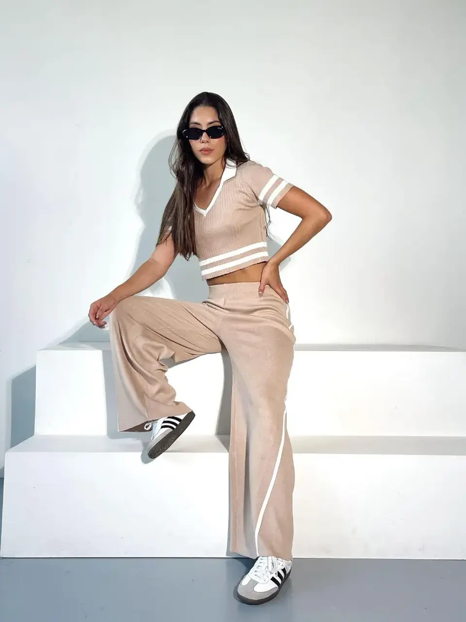 Set Tejido de Pantalón y Crop Top Beige y Negro 1