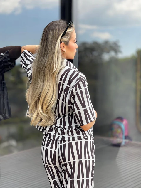 Set de 3 Piezas con Pantalón, Top y Camisa Estampada