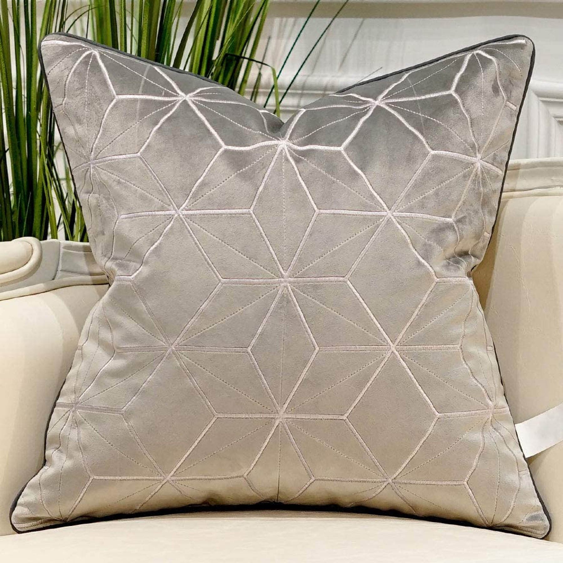 FUNDA DE COJIN  ESTILO GEOMETRICO TEXTURIZADO 45 X 45 GRIS PLATEADO