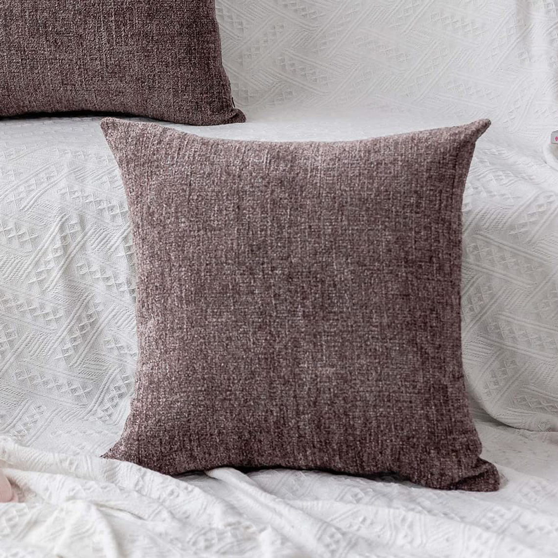 FUNDA DE COJIN CON CHENILLE TEXTURIZADO  45 X 45 CAFÉ OSCURO 1