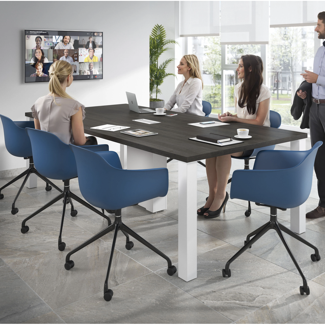 Silla Giratoria Alice, con ruedas - Negro - Azul 2