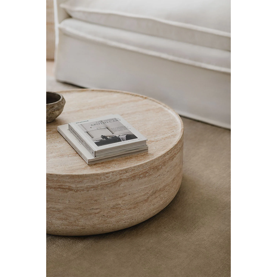 Mesa de centro redonda en cemento look travertino (Ø80 cm) Darwy 2