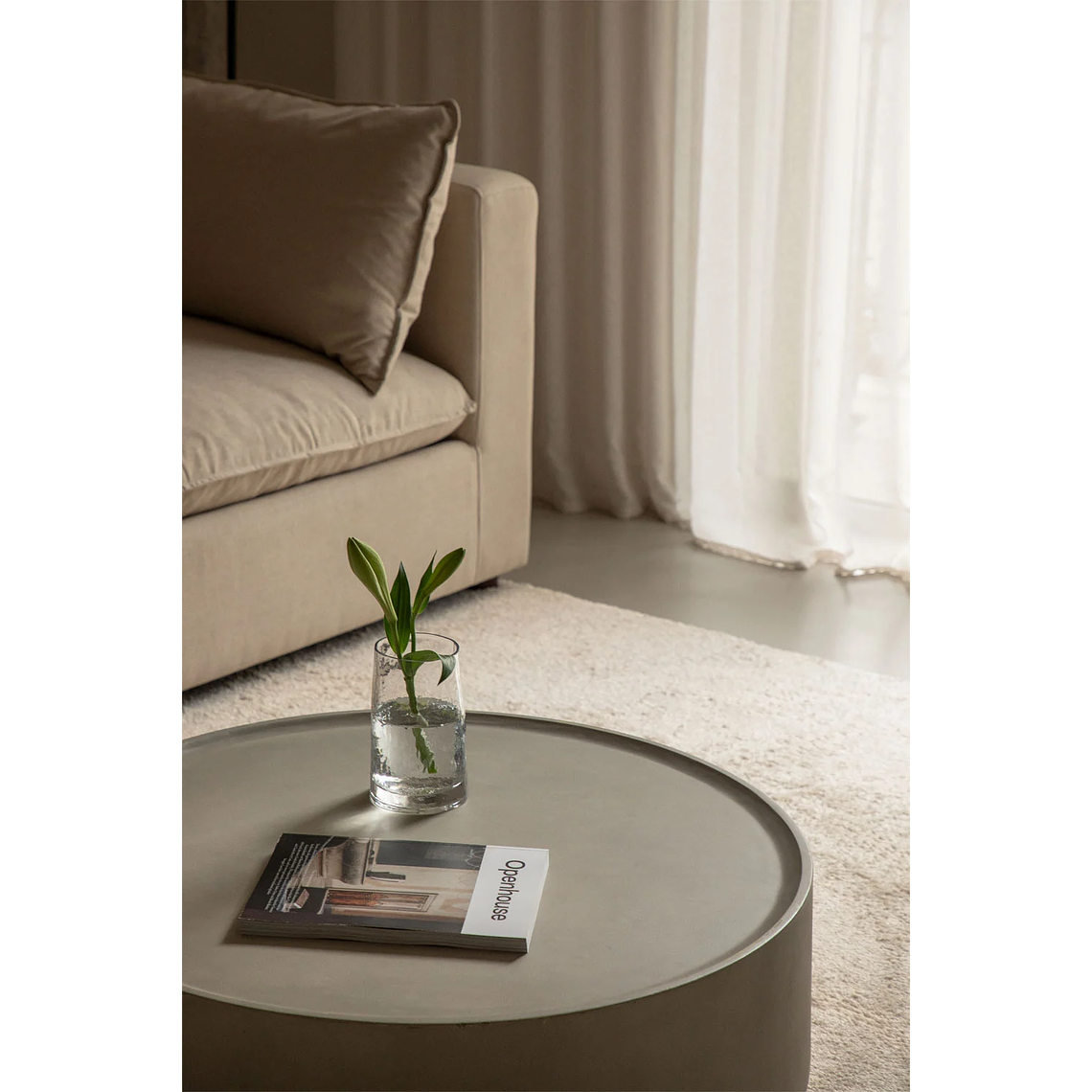 Mesa de centro redonda en cemento gris arena (Ø80 cm) Darwys 2