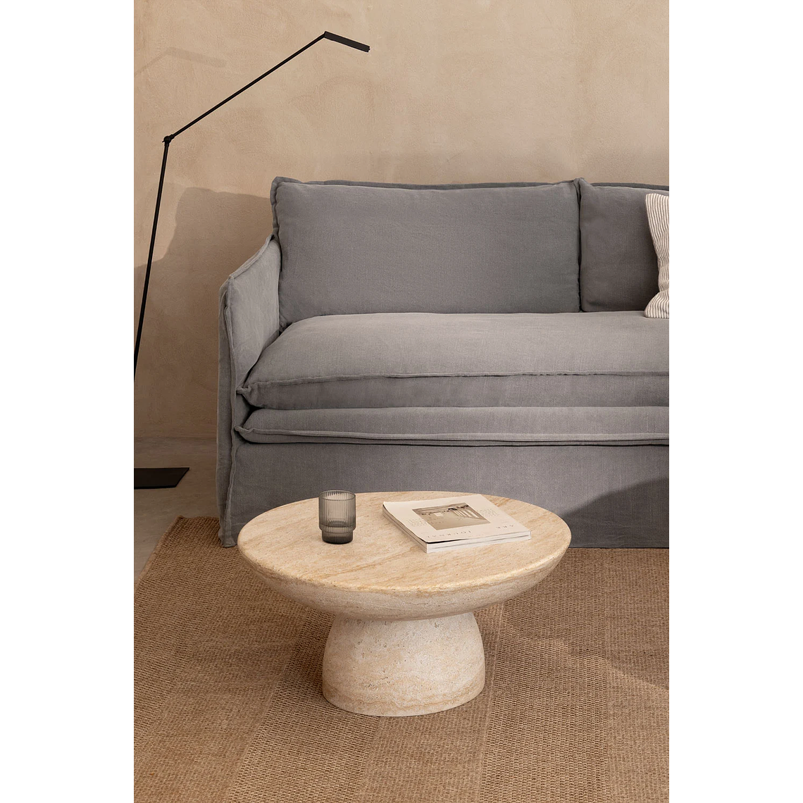 Mesa de centro redonda en cemento look travertino (Ø70 cm) Ribeseya 1