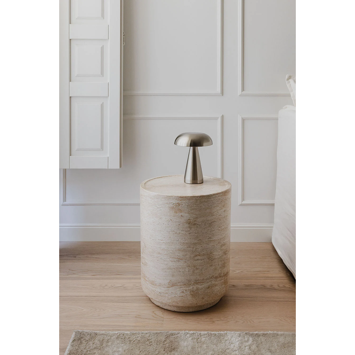 Mesa lateral redonda de cemento look travertino (Ø35 cm) Darwys 1