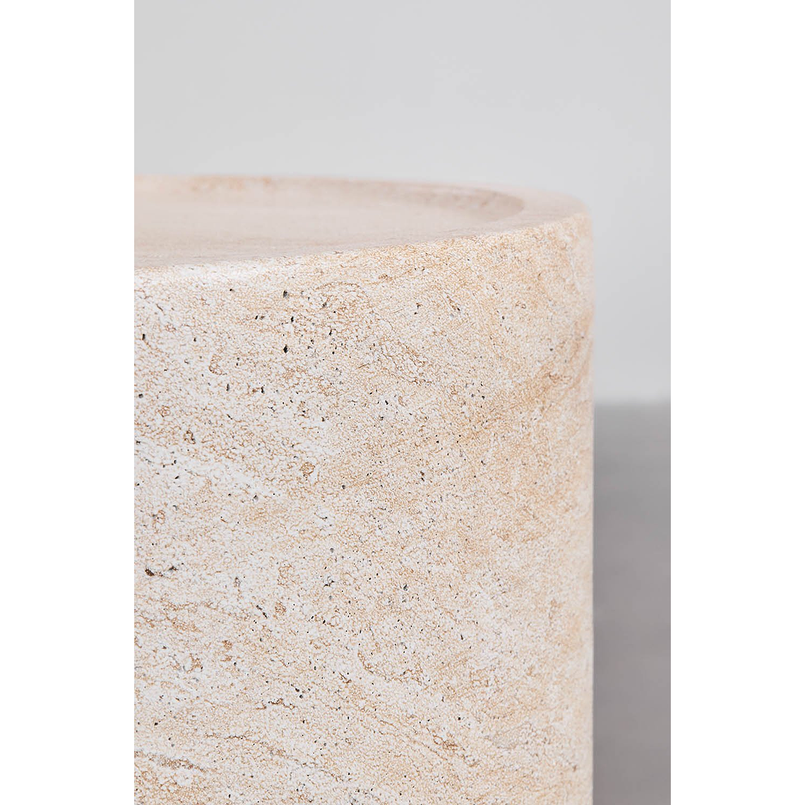 Mesa lateral redonda de cemento look travertino (Ø35 cm) Darwys 4