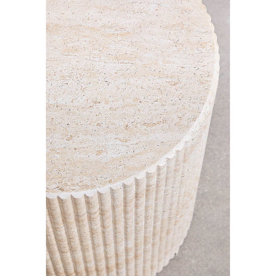 Mesa lateral redonda en cemento look travertino (Ø38 cm) Velia 4