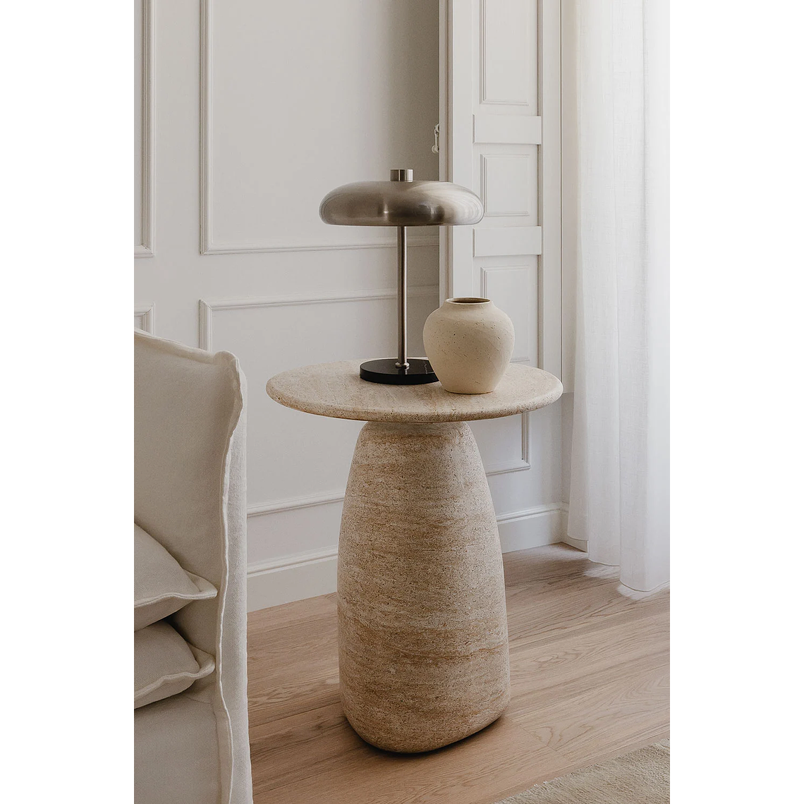 Mesa lateral redonda en cemento look travertino 50 cm Grebik 1