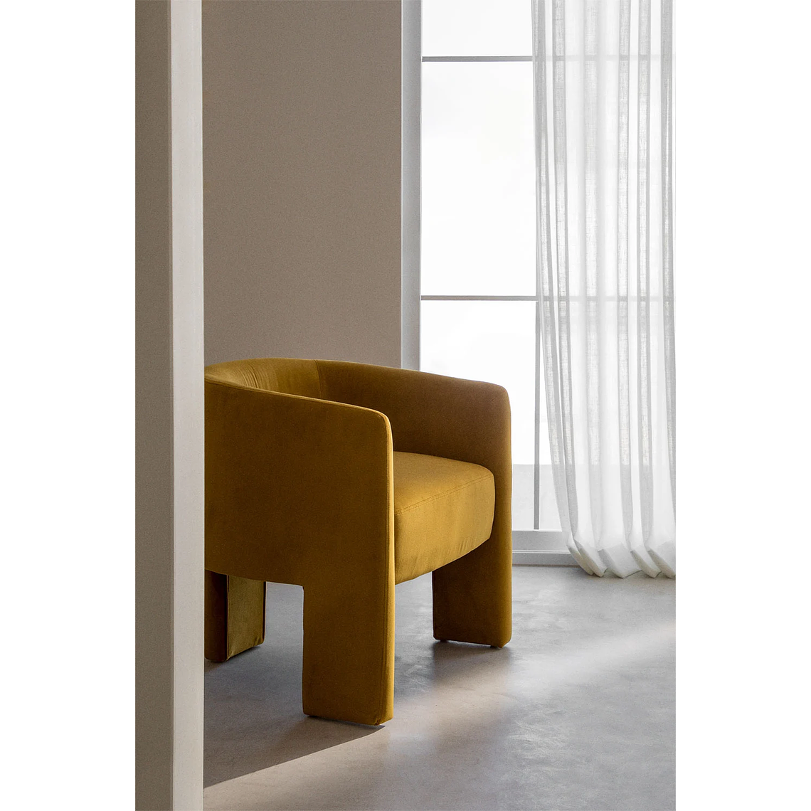 Poltrona en Terciopelo Xastru color mostaza 2