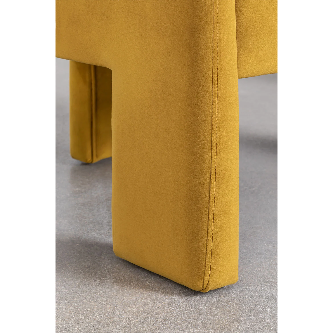 Poltrona en Terciopelo Xastru color mostaza 5