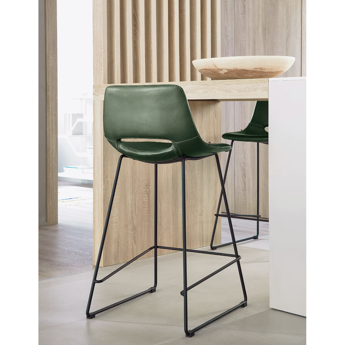 Taburete Zahara piel sintética verde y acero con acabado negro altura 65 cm 2