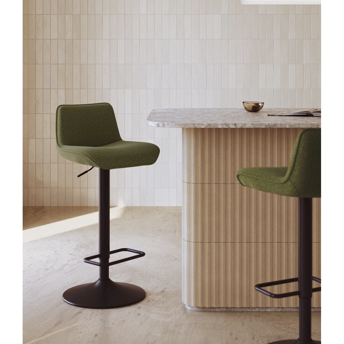 Taburete Zenda de chenilla verde oscuro y acero negro mate altura 81-102 cm FSC 100% 2
