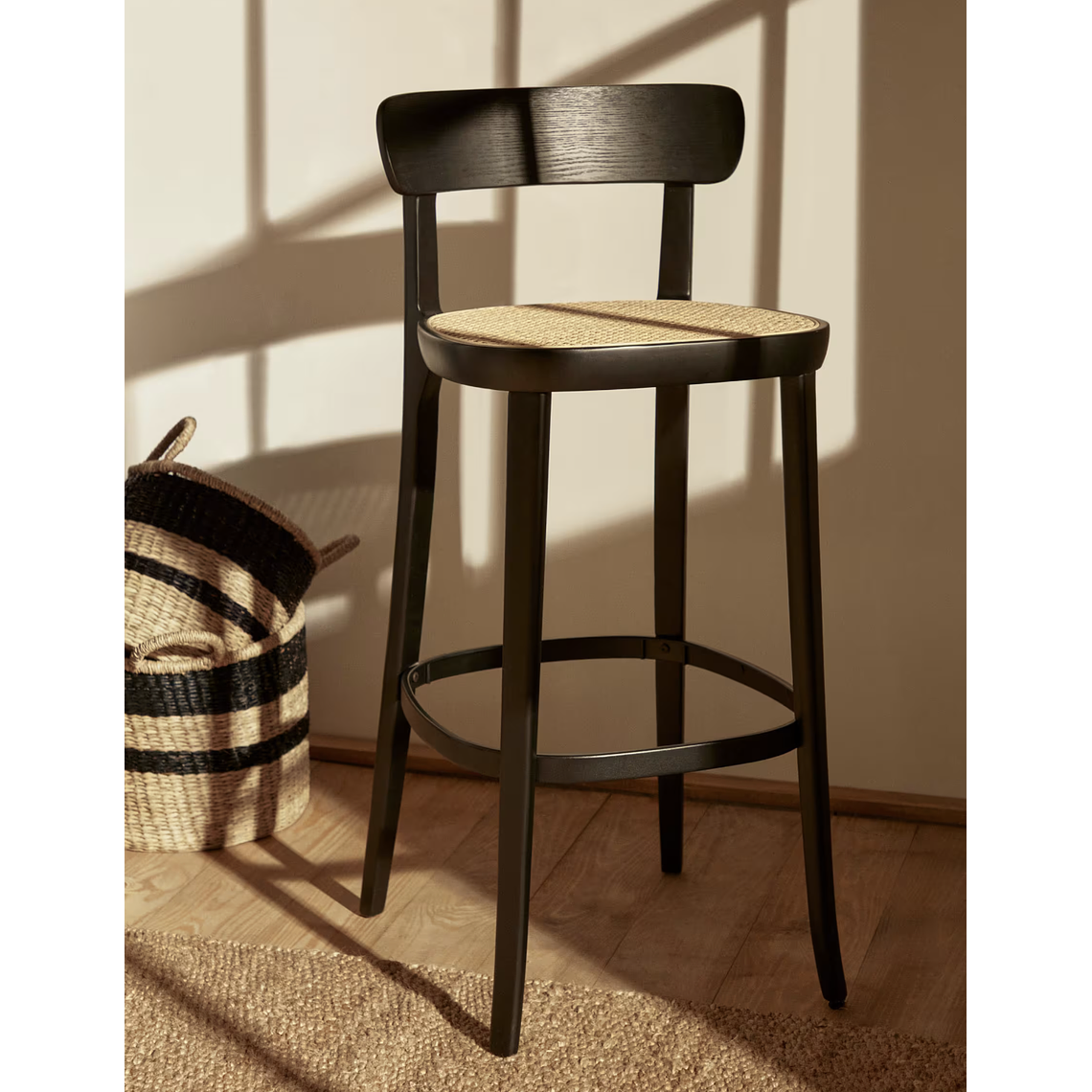 Taburete Romane de madera de haya acabado negro y chapa de fresno y ratán altura 75 cm 2