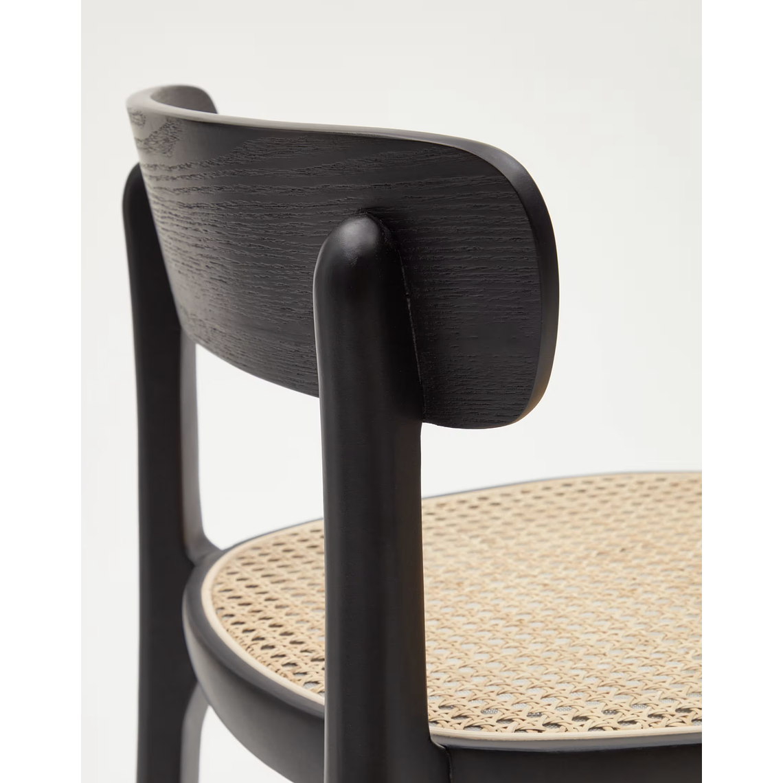 Taburete Romane de madera de haya acabado negro y chapa de fresno y ratán altura 75 cm 3