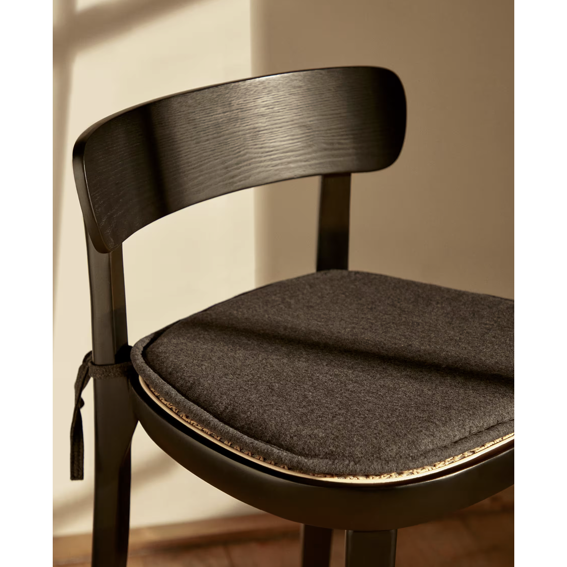 Taburete Romane de madera de haya acabado negro y chapa de fresno y ratán altura 75 cm 4