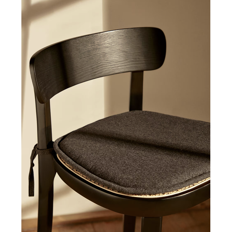 Taburete Romane de madera de haya acabado negro y chapa de fresno y ratán altura 75 cm 4