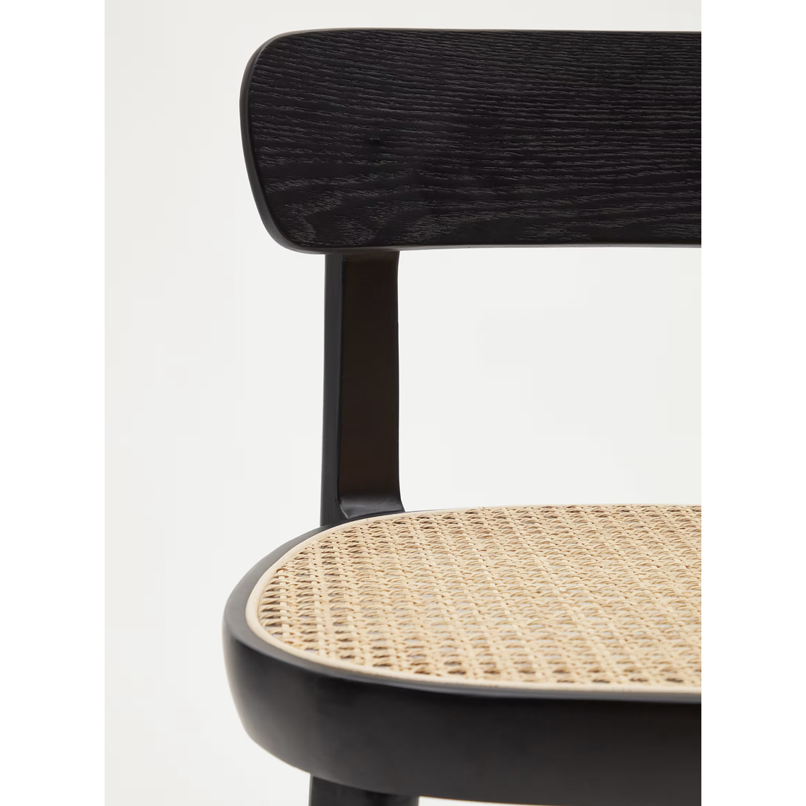 Taburete Romane de madera de haya acabado negro y chapa de fresno y ratán altura 75 cm 5