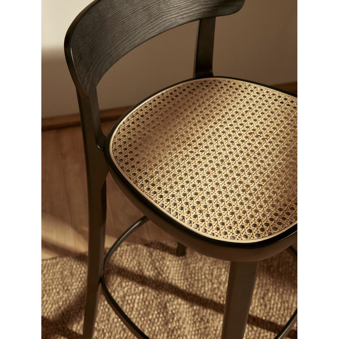 Taburete Romane de madera de haya acabado negro y chapa de fresno y ratán altura 75 cm 9