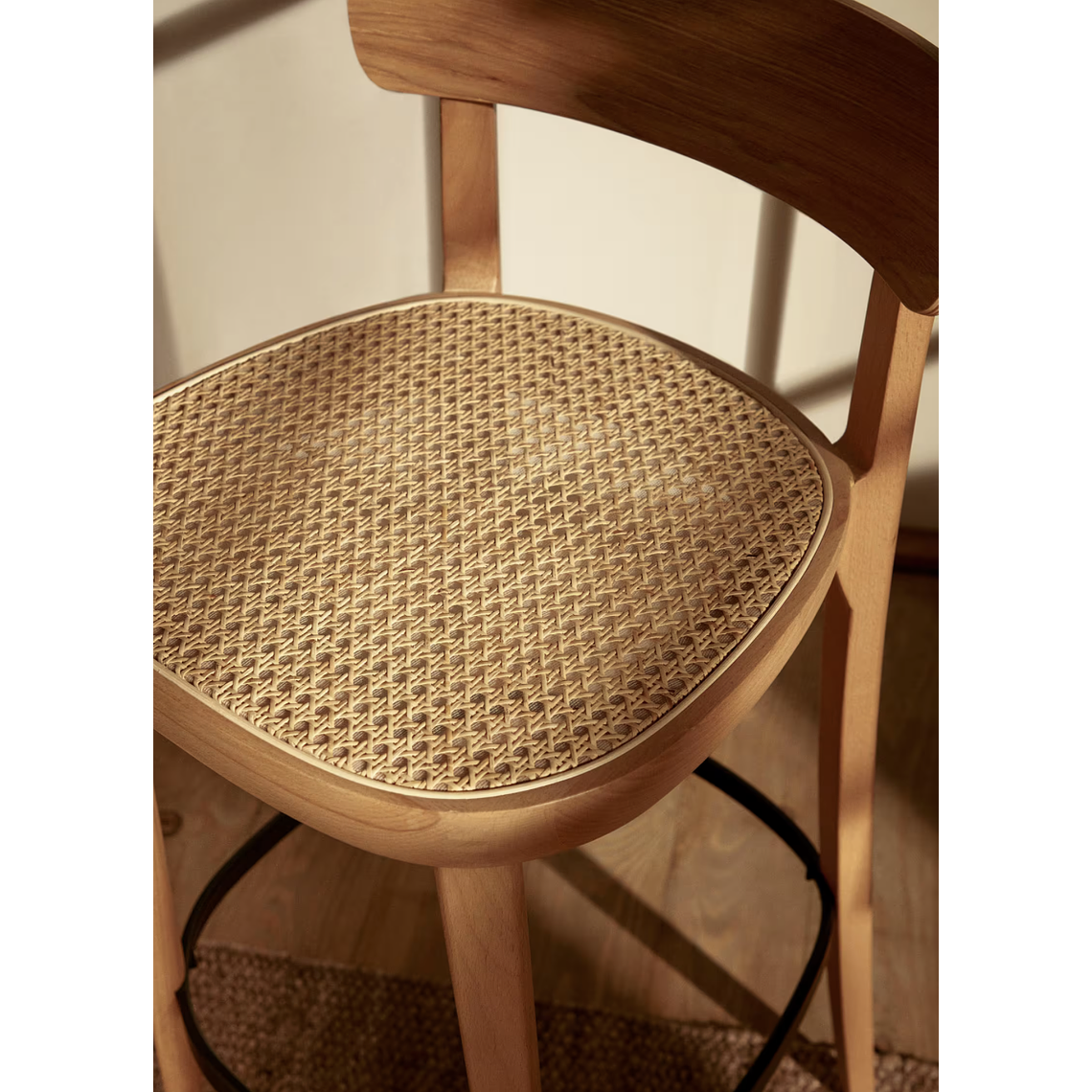 Taburete Romane de madera de haya acabado natural y chapa de fresno y ratán altura 75 cm 9