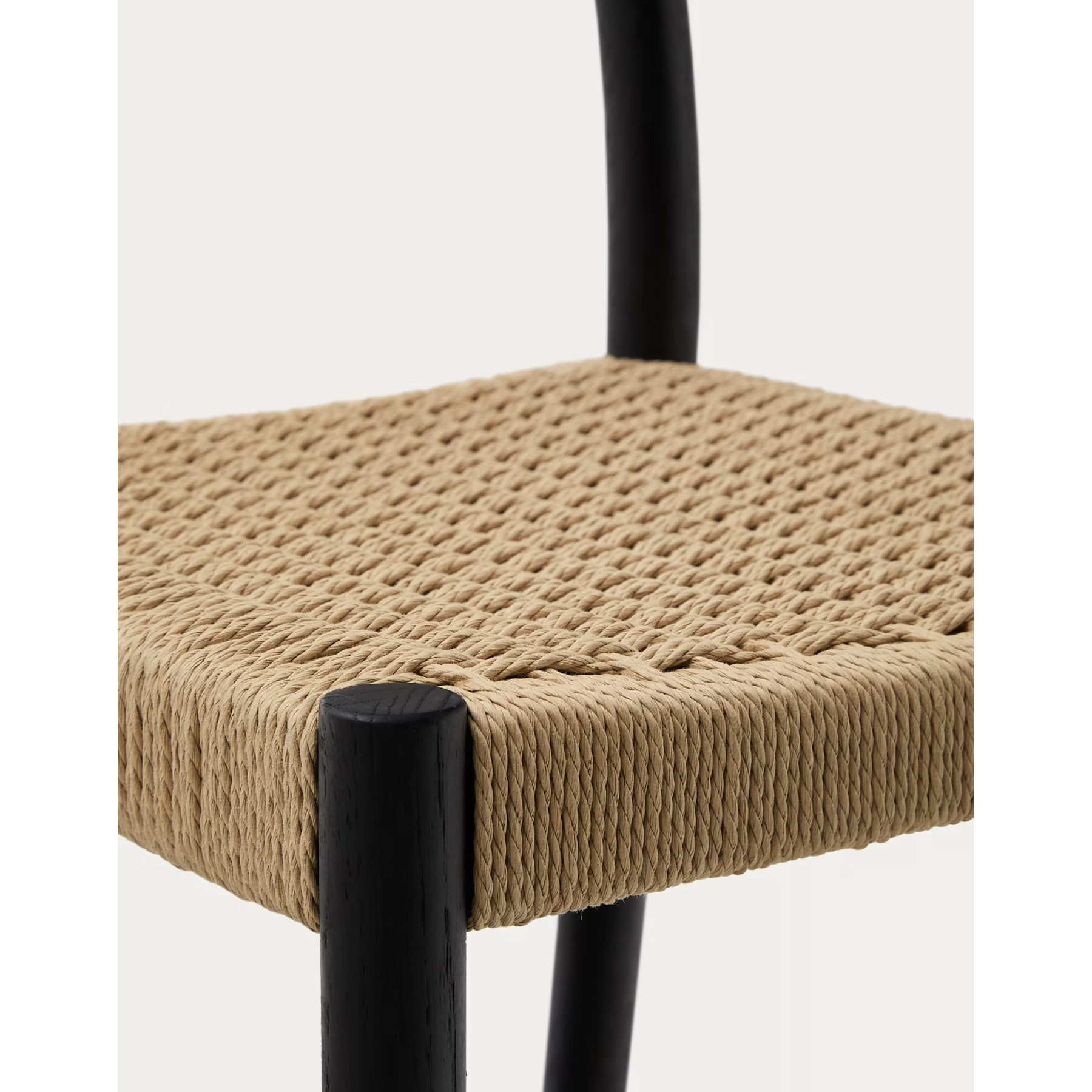 Taburete Yalia respaldo madera maciza roble acabado negro y asiento de cuerda 65cm FSC100%