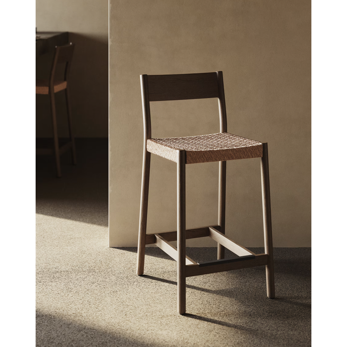 Taburete Yalia respaldo madera maciza roble acabado nogal y asiento de cuerda 65cm FSC100% 2