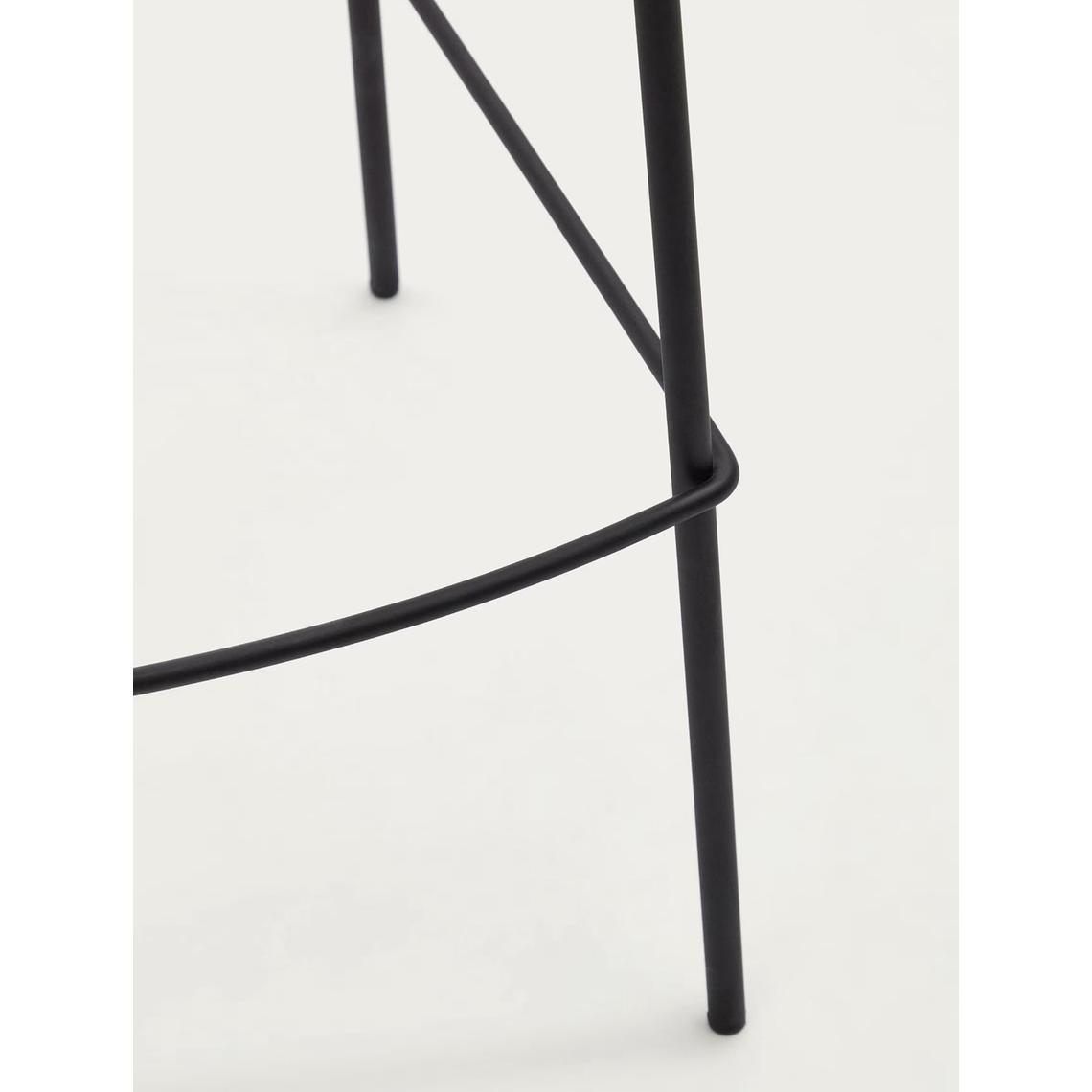 Taburete Yvette gris claro y patas de acero con acabado negro altura 75 cm 5